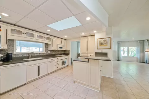 281 Catherine Ln, Elgin, IL 60123 photo 18