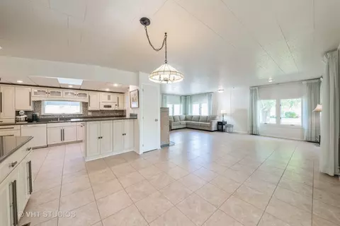 281 Catherine Ln, Elgin, IL 60123 photo 11