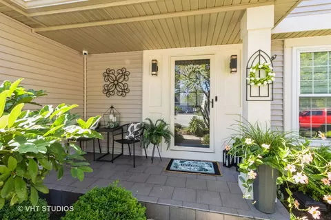 132 Dickens Trl, Elgin, IL 60120 photo 2