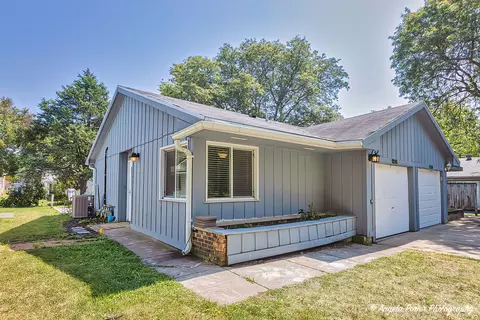 1216 Thomas Dr, Woodstock, IL 60098