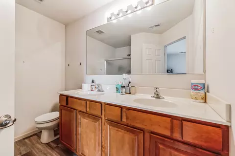 Bath - 3332 Cameron Dr, Elgin, IL 60124 photo 1 of 2