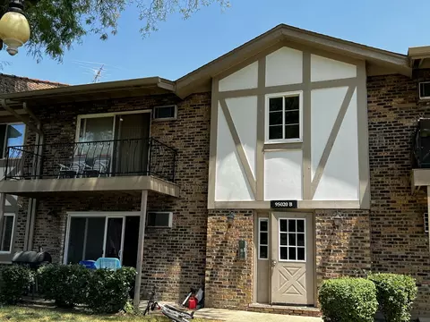 9 S020 S Frontage Rd #5-205, Willowbrook, IL 60527