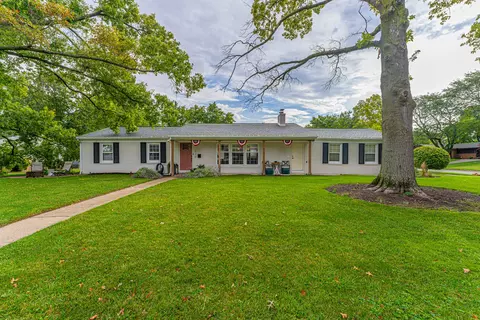 220 Mecherle Dr, Bloomington, IL 61701