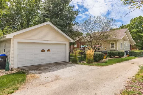 102 S Moore St, Bloomington, IL 61701 photo 38