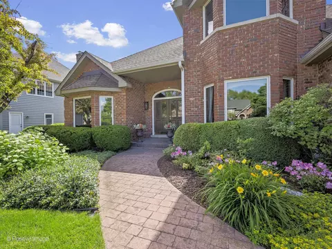 8821 Royal Swan Ln, Darien, IL 60561