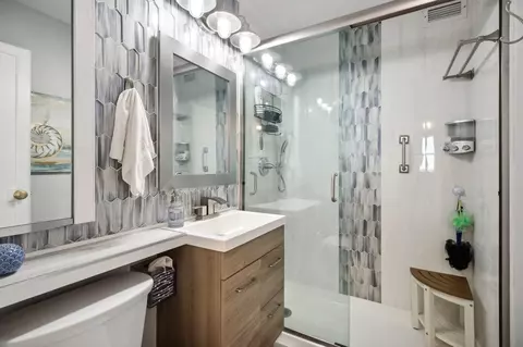 Bath - 400 E Randolph St #2201, Chicago, IL 60601 photo 1 of 3