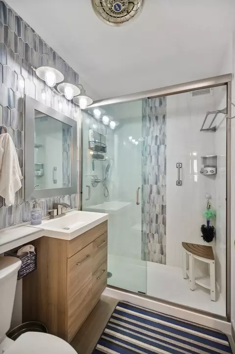 Bath - 400 E Randolph St #2201, Chicago, IL 60601 photo 2 of 3