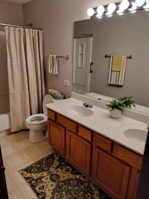 Bath - 3175 Cambria Ct, Aurora, IL 60503 photo 1 of 2