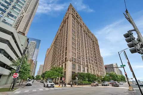 680 N Lake Shore Dr #207, Chicago, IL 60611