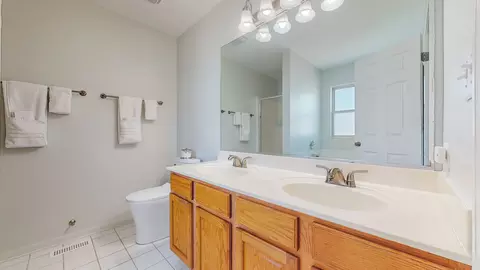 Bath - 745 Red Barn Ln, Elgin, IL 60124 photo 2 of 3