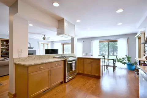 Kitchen - 484 Parkview Pl, Burr Ridge, IL 60527 photo 5 of 8