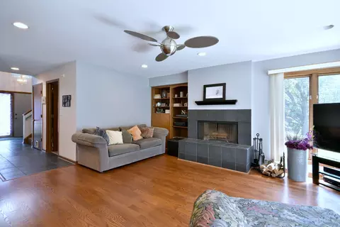 Living - 484 Parkview Pl, Burr Ridge, IL 60527 photo 2 of 5