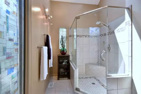 Bath - 484 Parkview Pl, Burr Ridge, IL 60527 photo 3 of 4