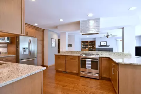 Kitchen - 484 Parkview Pl, Burr Ridge, IL 60527 photo 4 of 8