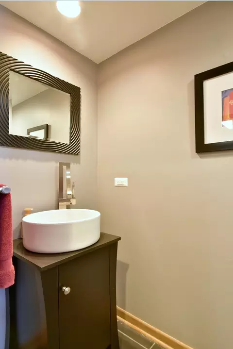 Bath - 484 Parkview Pl, Burr Ridge, IL 60527 photo 1 of 4