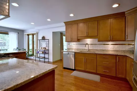 Kitchen - 484 Parkview Pl, Burr Ridge, IL 60527 photo 6 of 8