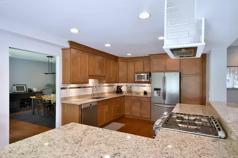 Kitchen - 484 Parkview Pl, Burr Ridge, IL 60527 photo 2 of 8