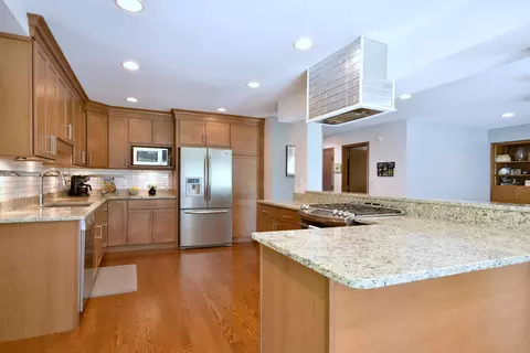 Kitchen - 484 Parkview Pl, Burr Ridge, IL 60527 photo 1 of 8