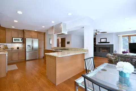 Kitchen - 484 Parkview Pl, Burr Ridge, IL 60527 photo 3 of 8