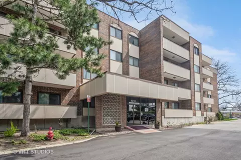 9240 Gross Point Rd #309, Skokie, IL 60077
