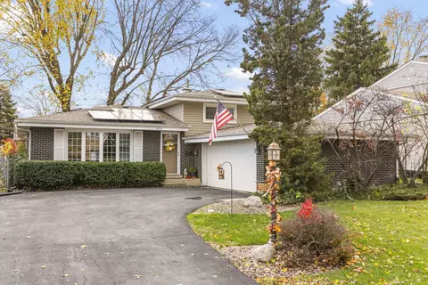 9021 Chestnut Dr, Hickory Hills, IL 60457