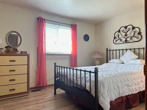 Bedroom - 10 S218 Oneill Dr, Burr Ridge, IL 60527 photo 1 of 3