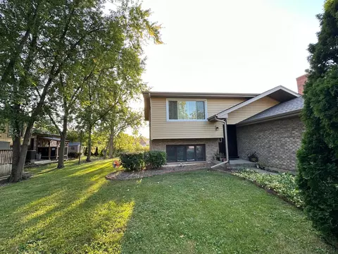 Exterior - 10 S218 Oneill Dr, Burr Ridge, IL 60527 photo 2 of 5