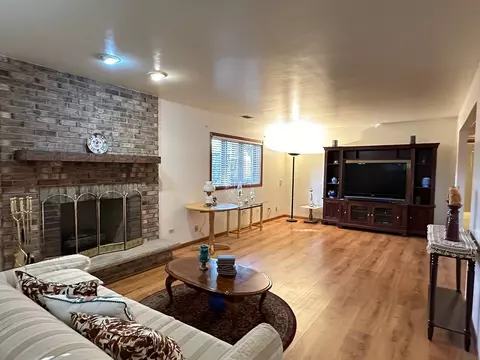 Living - 10 S218 Oneill Dr, Burr Ridge, IL 60527 photo 5 of 5