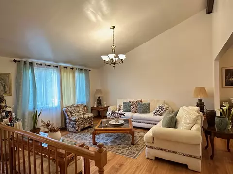 Living - 10 S218 Oneill Dr, Burr Ridge, IL 60527 photo 2 of 5