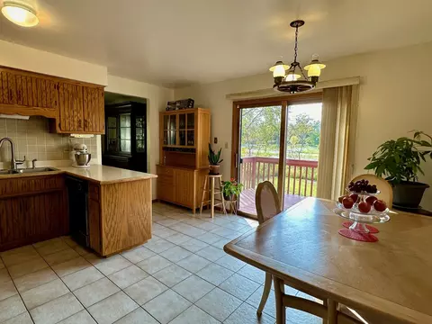 Kitchen - 10 S218 Oneill Dr, Burr Ridge, IL 60527 photo 1 of 2