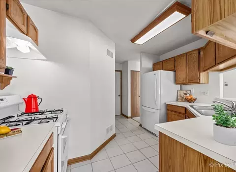 Kitchen - 802 Burning Trl, Carol Stream, IL 60188 photo 2 of 3