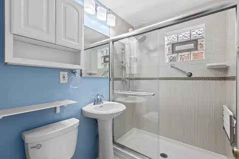 Bath - 5316 S 74th Ave, Summit, IL 60501 photo 1 of 2