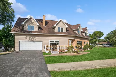 210 Valley Rd, Roselle, IL 60172
