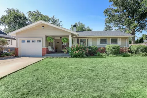525 Germaine Ln, Elk Grove Village, IL 60007