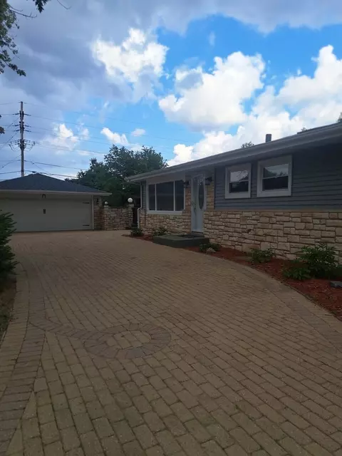 231 Mandel Ln, Prospect Heights, IL 60070