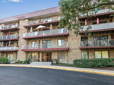 5450 Astor Ln #107, Rolling Meadows, IL 60008