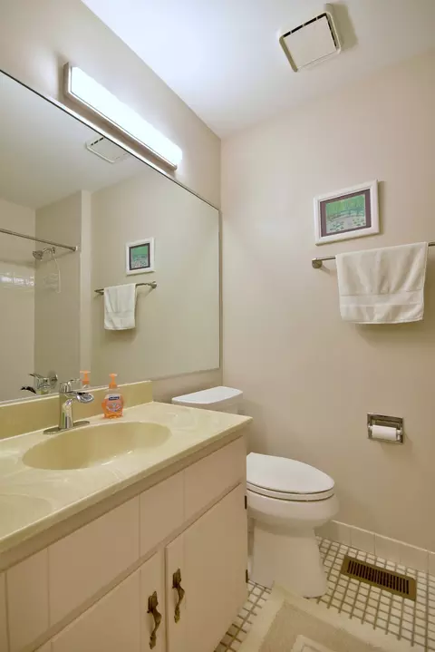 Bath - 1912 Gresham Cir #A, Wheaton, IL 60189 photo 4 of 4