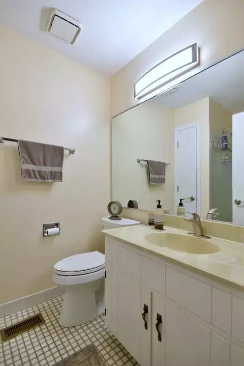 Bath - 1912 Gresham Cir #A, Wheaton, IL 60189 photo 2 of 4