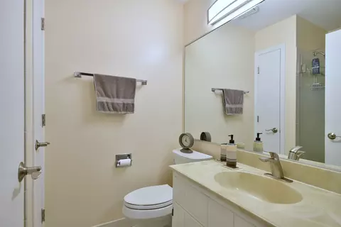 Bath - 1912 Gresham Cir #A, Wheaton, IL 60189 photo 1 of 4