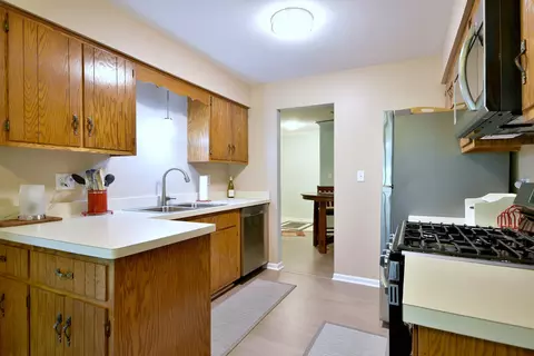 Kitchen - 1912 Gresham Cir #A, Wheaton, IL 60189 photo 2 of 3