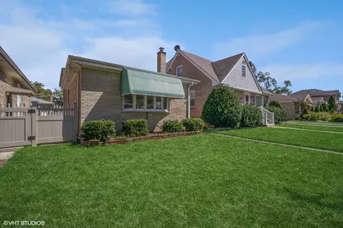 8049 N Washington St, Niles, IL 60714