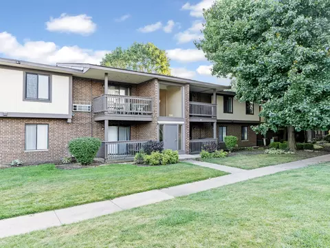 586 Somerset Ln #8, Crystal Lake, IL 60014
