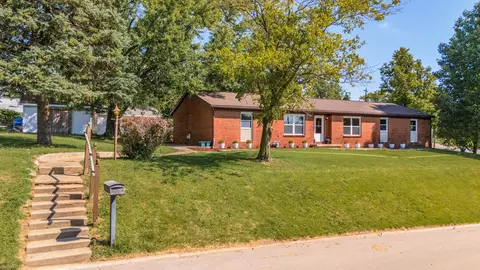 101 Tanner Dr, Bloomington, IL 61701