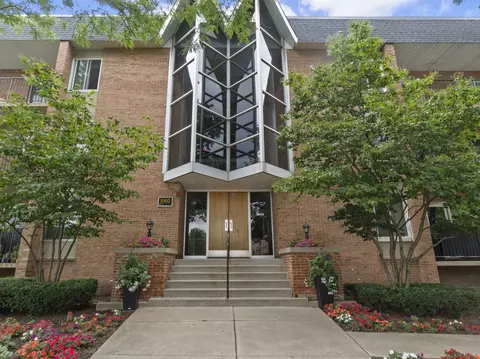 1060 N Mill St #211, Naperville, IL 60563