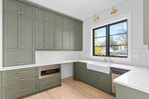 Kitchen - 185 E Oneida Ave, Elmhurst, IL 60126 photo 4 of 4
