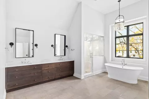 Bath - 185 E Oneida Ave, Elmhurst, IL 60126 photo 1 of 6