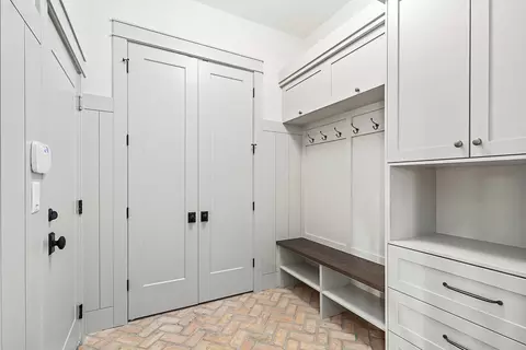 Entry Way - 185 E Oneida Ave, Elmhurst, IL 60126 photo 1 of 3