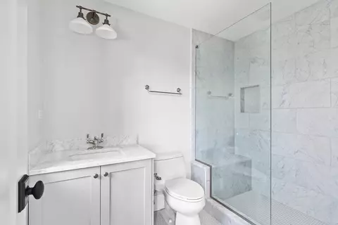 Bath - 185 E Oneida Ave, Elmhurst, IL 60126 photo 6 of 6