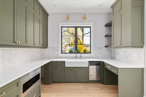 Kitchen - 185 E Oneida Ave, Elmhurst, IL 60126 photo 3 of 4