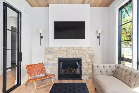 Living - 185 E Oneida Ave, Elmhurst, IL 60126 photo 5 of 5
